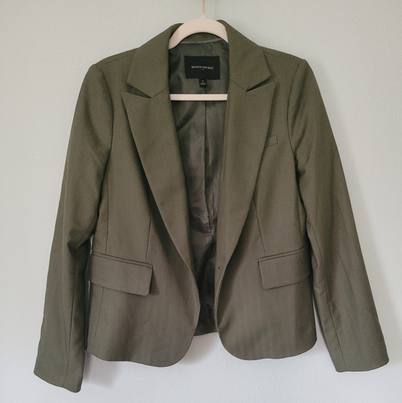 Banana Republic Jackets & Blazers - Women's Olive Green Tailored Blazer - Banana Republic - Size 6